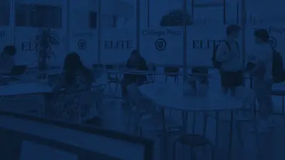 학생들이 튜터링, 대학 지원 준비, 시험준비라고 쓴 창이 있는 엘리트 프렙 지점 책상에서 공부하고 있는 모습