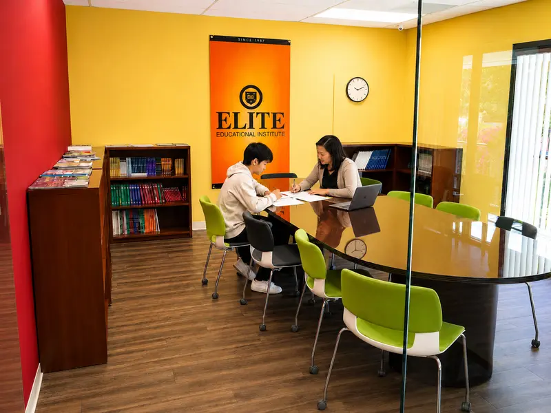 엘리트 프렙 Learning Hub의 회의실에서 학생과 강사가 함께 있는 모습.
