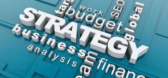 청록색 배경 위에 "STRATEGY"를 중심으로 business, budget, work, SEO, global, analysis, finance 등의 단어가 입체적으로 배치된 워드 클라우드