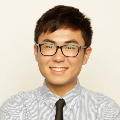 "calling... TRANSFER STUDENTS"라고 쓴 손글씨 팻말을 들고 미소 짓는 두 명의 학생
