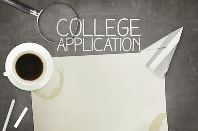 "EDUCATION, Success, Dream, Graduate, university, Learn, Study"라고 적힌 칠판 앞에서 책을 펼쳐 든 채 미소 짓는 학생