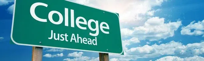 푸른 하늘과 구름을 배경으로 "College Just Ahead"라고 적힌 초록색 도로 표지판
